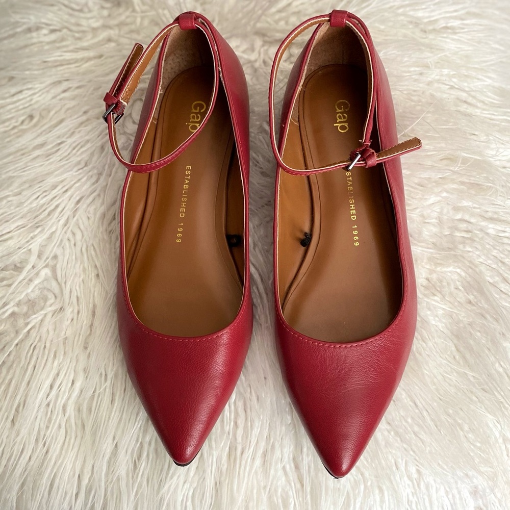 Gap Mary Jane ballet flats in size 6. Raspberry color.